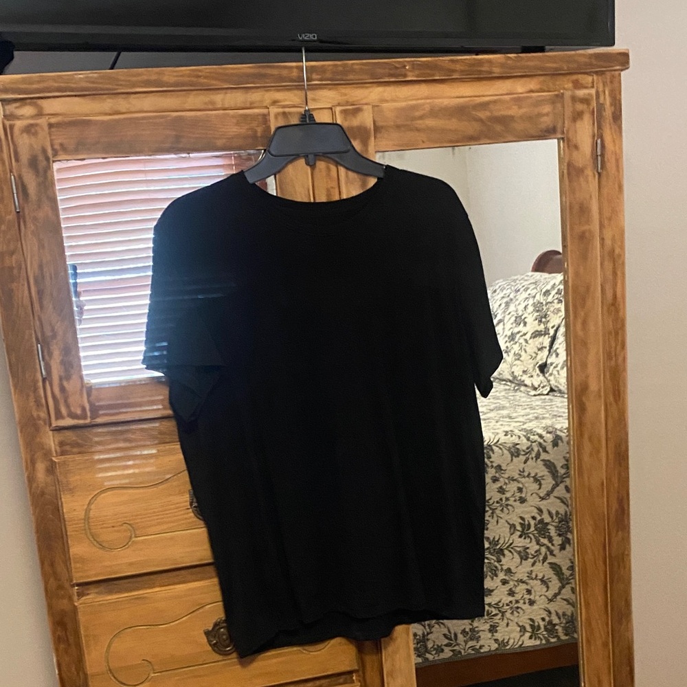 😍  Unbound Merino 😍
Elegant Black Women's Short Sleeve Top